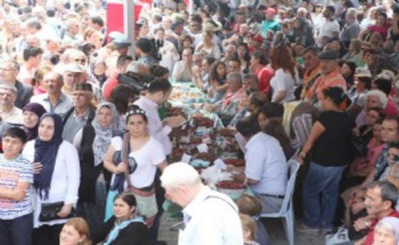 Bornova ‘Kiraz Festivali’ ile şenlendi